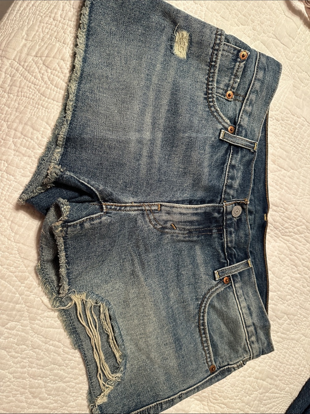 Levi’s Distressed Light Blue Denim Cutoff Shorts Sz 28